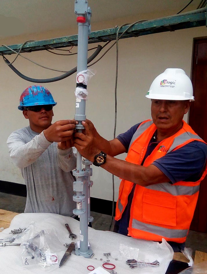 Dos técnicos de Elogic arman una antena en taller